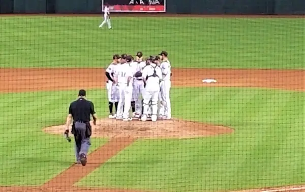 mlb_baseball_players_huddle-min.webp